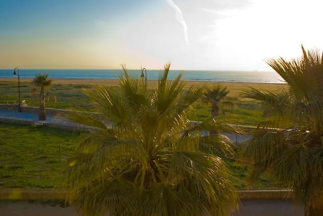 Apto en primera línea de playa Tarifa 0*,  España
